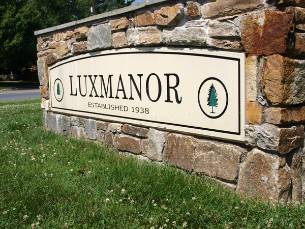 Luxmanor Sign on Tuckerman